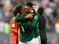Edson Alvarez memberi pelukan ke Chicharito di akhir laga. Kemenangan ini sekaligus mengakhiri tren Jerman yang selalu menang telak. (Foto: Dan Mullan/Getty Images)