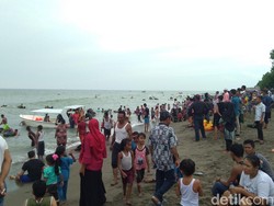 Libur Lebaran, Pantai Ujong Blang di Lhokseumawe Ramai Wisatawan
