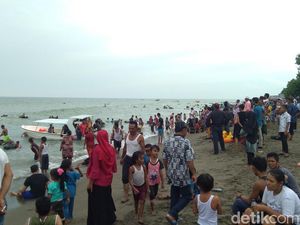 Libur Lebaran, Pantai Ujong Blang di Lhokseumawe Ramai Wisatawan Libur Lebaran, Pantai Ujong Blang di Lhokseumawe Ramai Wisatawan