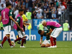 Rekan-rekan Hernandez di bangku cadangan berlari menghampirinya. Mencoba mengangkat mantan pemain Manchester United itu yang sedang sangat emosional. (Foto: Kai Pfaffenbach/Reuters)