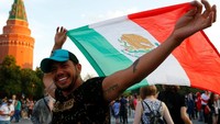 Mereka mengibarkan bendera Meksiko. REUTERS/Sergei Karpukhin.
