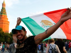 Mereka mengibarkan bendera Meksiko. REUTERS/Sergei Karpukhin.