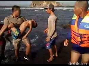 Tragis, Tiga Remaja Terseret Ombak, Dua Tewas dan Satu Selamat Tragis, Tiga Remaja Terseret Ombak, Dua Tewas dan Satu Selamat