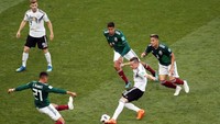 Lini tengah Meksiko tak gugup dengan gelandang-gelandang top Jerman. Selisih penguasaan bola Die Mannschaft tak terlalu mencolok, 60:40. (Foto: Christian Hartmann/Reuters)