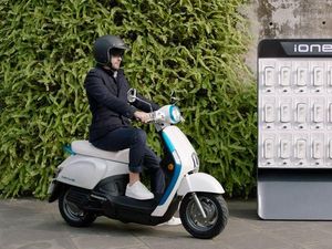 Baterai Motor Listrik Habis Tinggal Tukar Baterai yang Penuh