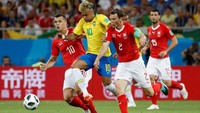 Menyadari betapa berbahayanya Neymar, pemain-pemain Swiss tak membiarkannya lama-lama membawa bola sendirian. Foto: Damir Sagolj/Reuters