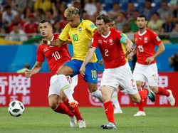 Menyadari betapa berbahayanya Neymar, pemain-pemain Swiss tak membiarkannya lama-lama membawa bola sendirian. Foto: Damir Sagolj/Reuters