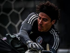 Foto: Olahraga Lain Guillermo Ochoa, Kiper Penepis Tendangan Skuad Jerman