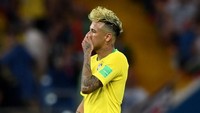 Dalam laga ini tampak kaus kaki kiri Neymar pada bagian samping bolong. Ada yang menduga itu terjadi lantaran si pemain sering mendapat tekel (Foto: Shaun Botterill/Getty Images)
