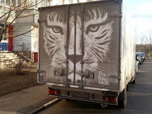 Lukisan Keren di Atas Mobil yang Berdebu