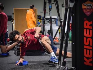 Jaga Tubuh Fit Pasca Cedera, Ini Gaya Mohamed Salah Nge-gym