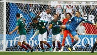 Kiper Jerman, Manuel Neuer, sampai harus membantu seranganb di masa injury time. Tapi, tetap saja usaha itu gagal. (Foto: Kai Pfaffenbach/Reuters)