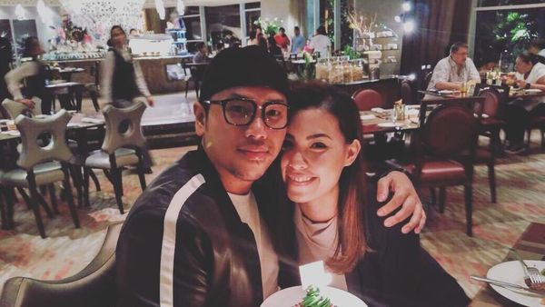 Pose Manis Sammy Simorangkir Saat Makan Bersama Istri dan Keluarga