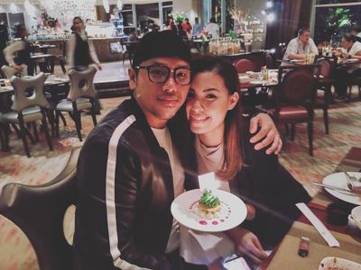 Pose Manis Sammy Simorangkir Saat Makan Bersama Istri dan Keluarga