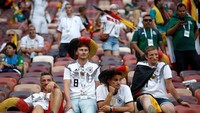 Laga belum berakhir, namun pendukung Jerman sudah duduk termenung. REUTERS/Carl Recine.