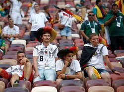 Laga belum berakhir, namun pendukung Jerman sudah duduk termenung. REUTERS/Carl Recine.