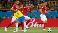 Gelandang Swiss, Valon Behrami, sepertinya mendapatkan tugas khusus untuk mengganggu tiap pergerakan Neymar. Foto: Damir Sagolj/Reuters