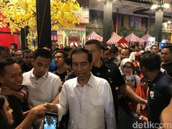 Usai Main Sama Cucu, Jokowi Diserbu Warga di Transmart Bogor