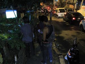 Pemudik Tunggu One Way Nagreg Berakhir Sambil Nonton Piala Dunia