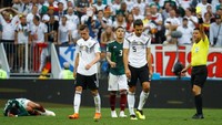 Dalam pertandingan di Luzhniki Stadium, Moskow, Minggu (17/6/2018) malam WIB, Jerman kalah dengan skor 0-1 dari Meksiko. Mats Hummels dan Joshua Kimmich pun tertuntuk. (Foto: Kai Pfaffenbach/Reuters)