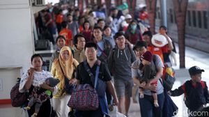 Arus Balik Mulai Terlihat di Stasiun Senen