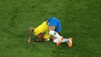 Menurut ESPN, Neymar dilanggar sebanyak 10 kali pada laga melawan Swiss. Foto: Catherine Ivill/Getty Images