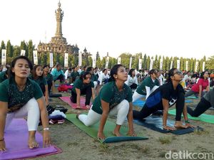 1.200 Warga Ikuti Yoga Massal di Acara International Day Of Yoga di Bali