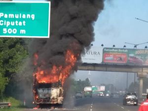 Bus Terbakar di KM 10 Tol Jakarta-Serpong