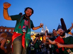 Pendukung Meksiko merayakan kemenangan Timnas mereka. REUTERS/Sergei Karpukhin.