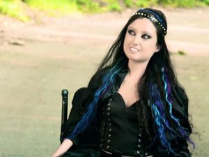 Kulit Seperti Porselen, Wanita Ini Idap Penyakit Langka