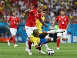 Berbagai cara dilakukan Behrami agar Neymar tak bisa melewatinya. Foto: Marko Djurica/Reuters