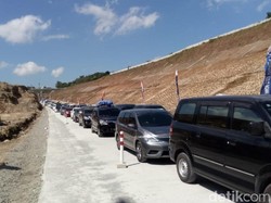 Awas! Ada Antrean Panjang di Jembatan Kali Kenteng