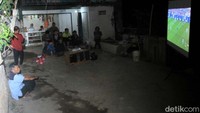Acara nonton bareng itu digelar di rumah warga yang berada di Kampung Cagak Nagreg, Desa Ciherang, Kecamatan Nagreg.