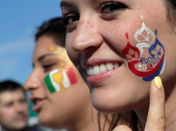 Mereka berbaur satu sama lainnya di Saint Petersburg Fan Fest. REUTERS/Henry Romero.