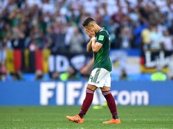 Chicharito juga tempak masih menutupi wajahnya saat dalam situasi berjalan. Kemenangan yang terasa sangat berarti untuk dirinya dan Meksiko pada umumnya. (Foto: Hector Vivas/Getty Images)