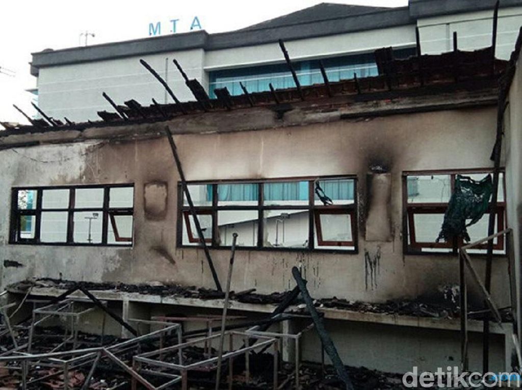 Diduga Korsleting Lab dan Ruang Kelas SMPN 3 Surakarta Terbakar Diduga Korsleting Lab dan Ruang Kelas SMPN 3 Surakarta Terbakar