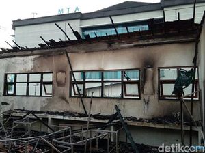 Diduga Korsleting Lab dan Ruang Kelas SMPN 3 Surakarta Terbakar Diduga Korsleting Lab dan Ruang Kelas SMPN 3 Surakarta Terbakar