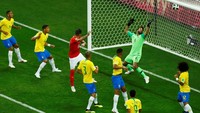 Namun, Swiss mampu menyamakan kedudukan melalui sundulan Steven Zuber pada menit ke-50. Foto: Jason Cairnduff/Reuters