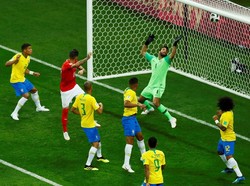 Namun, Swiss mampu menyamakan kedudukan melalui sundulan Steven Zuber pada menit ke-50. Foto: Jason Cairnduff/Reuters