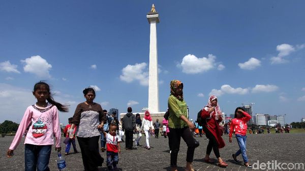 Monas Dipadati Pengunjung