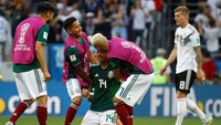 Gesture kebahagiaan terpancar dari mereka semua. Sementara Chicharito tampak masih menangis bahagia sambil salah satu rekannya berusaha memeluk. (Foto: Kai Pfaffenbach/Reuters)