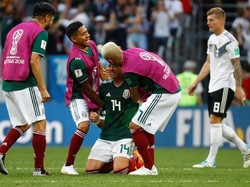 Gesture kebahagiaan terpancar dari mereka semua. Sementara Chicharito tampak masih menangis bahagia sambil salah satu rekannya berusaha memeluk. (Foto: Kai Pfaffenbach/Reuters)