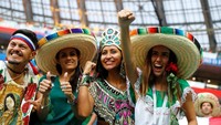 Para wanita pendukung Meksiko tampil dengan berbagai hiasan di tubuhnya. REUTERS/Kai Pfaffenbach.