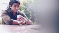 10 Gaya Keren Deva Mahenra yang Ternyata Penggemar Berat Kopi