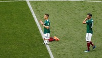 Javier Hernandez main penuh dalam laga yang berlangsung di Luzhniki Stadium, Moskow, Minggu (17/6/2018). Sebelum laga berlangsung, dia lebih dulu bersimpuh di tengah lapangan untuk memanjatkan doa. Hal biasa yang sudah dilakukan Javier Hernandez. (Foto: Christian Hartmann/Reuters)