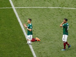 Javier Hernandez main penuh dalam laga yang berlangsung di Luzhniki Stadium, Moskow, Minggu (17/6/2018). Sebelum laga berlangsung, dia lebih dulu bersimpuh di tengah lapangan untuk memanjatkan doa. Hal biasa yang sudah dilakukan Javier Hernandez. (Foto: Christian Hartmann/Reuters)