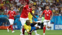 Valon Behrami menjadi gelandang Swiss yang tampak paling sering menghentikan laju Neymar. (Foto: Marko Djurica/Reuters)