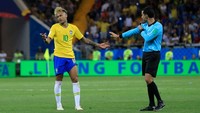 Neymar tidak hanya diam mendapat tekel-tekel dari lawan. Dia juga beberapa kali mengajukan protes kepada wasit beserta ofisial pertandingan. (Foto: Buda Mendes/Getty Image)