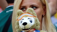 Tidak dapat berkata-kata hanya menutupi mulut dengan maskot Piala Dunia. REUTERS/Axel Schmidt.