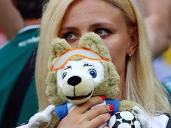 Tidak dapat berkata-kata hanya menutupi mulut dengan maskot Piala Dunia. REUTERS/Axel Schmidt.